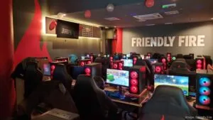 Interior de Friendly Fire Gaming Café Houston con jugadores en estaciones gaming y ambiente moderno.