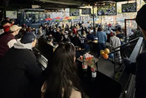 Ambiente de Houston durante el Super Bowl con watch parties, consumo en bares y restaurantes, y alto impacto económico local.