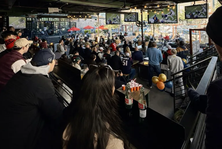 Ambiente de Houston durante el Super Bowl con watch parties, consumo en bares y restaurantes, y alto impacto económico local.