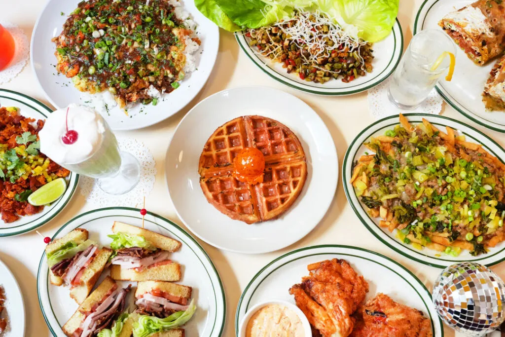 Restaurantes y platillos representativos de los lugares para comer en Houston con diversidad culinaria y ambiente urbano