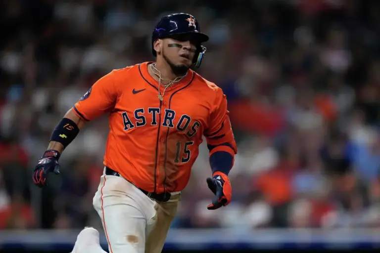 Isaac Paredes con uniforme de Astros de Houston tras acordar contrato millonario en la MLB