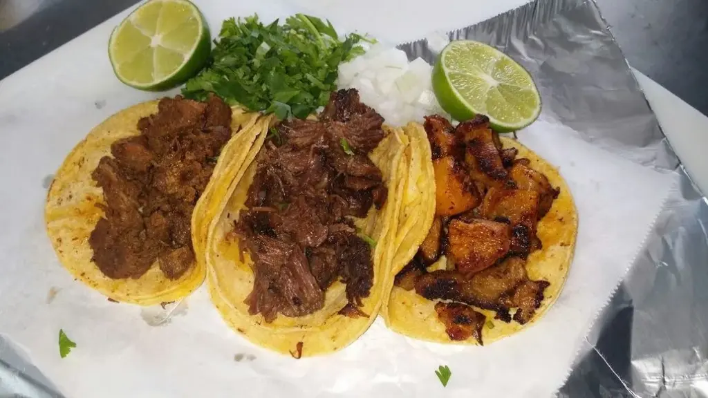 Plato de tacos mexicanos con carne, cebolla, cilantro y salsa en Houston