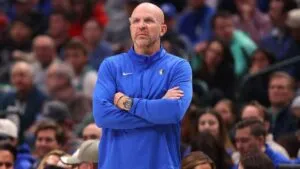 Jason Kidd, entrenador de los Dallas Mavericks, reacciona tras una decisión arbitral en un partido de la NBA