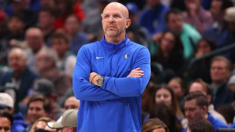 Jason Kidd, entrenador de los Dallas Mavericks, reacciona tras una decisión arbitral en un partido de la NBA
