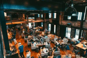 Personas disfrutan eventos culturales y actividades al aire libre en Houston durante el mes de febrero.