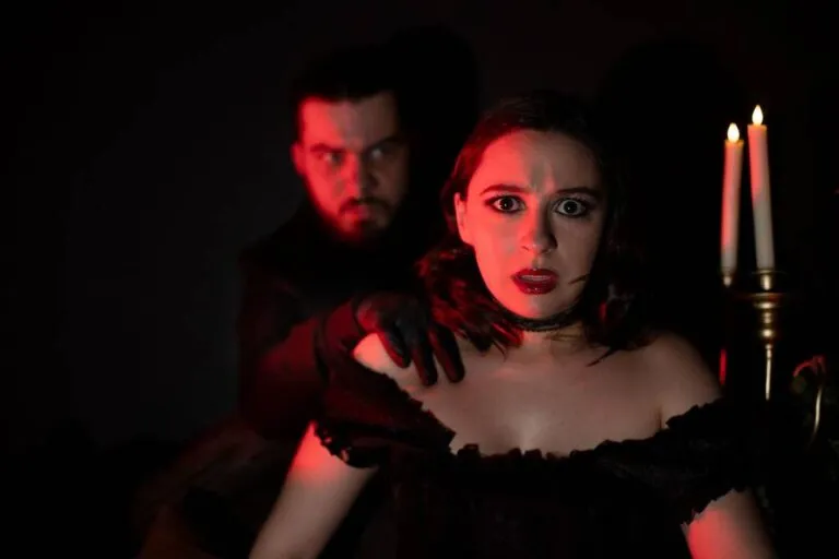 Interior de Serial Killer Speakeasy Houston con iluminación tenue, cócteles temáticos y ambiente inspirado en la prohibición en Texas.