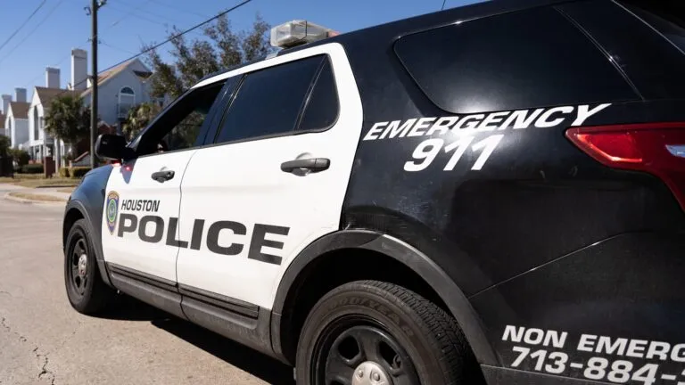 patrulla de policía de Houston en zona residencial tras atropello donde un adolescente enfrenta cargos por accidente fatal