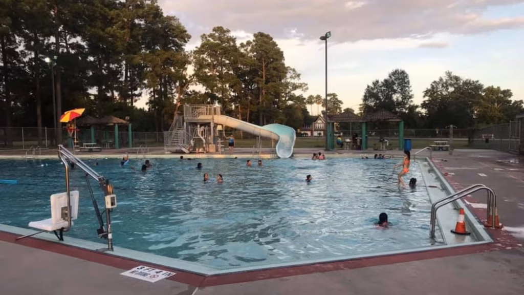 Meta descripción Albercas en Houston ofrecen parques acuáticos y espacios familiares ideales para disfrutar Semana Santa con diversión y descanso.