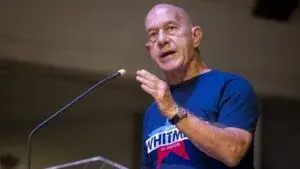 filas largas en control de seguridad TSA en aeropuerto de Houston con pasajeros esperando durante crisis por falta de personal