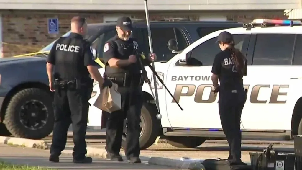 operativo policial en Baytown Texas por delitos sexuales infantiles con patrullas y agentes investigando evidencia digital