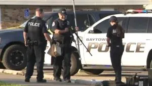 operativo policial en Baytown Texas por delitos sexuales infantiles con patrullas y agentes investigando evidencia digital