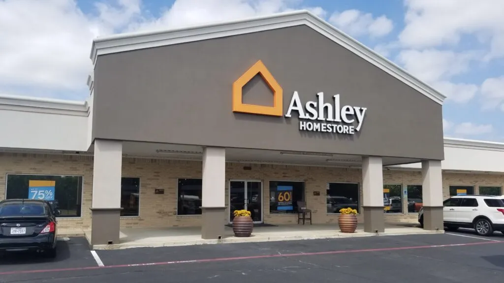 planta de Ashley Furniture en Mesquite Texas donde la empresa anunció el cierre de manufactura y el despido de 266 trabajadores