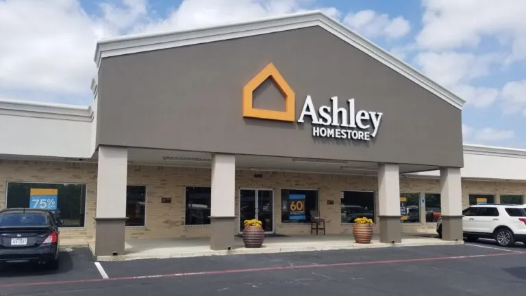 planta de Ashley Furniture en Mesquite Texas donde la empresa anunció el cierre de manufactura y el despido de 266 trabajadores
