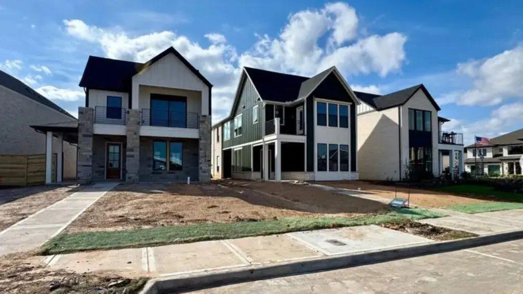 Austin Point Houston con viviendas nuevas y centro comunitario en Richmond Texas dentro de proyecto urbano para miles de residentes