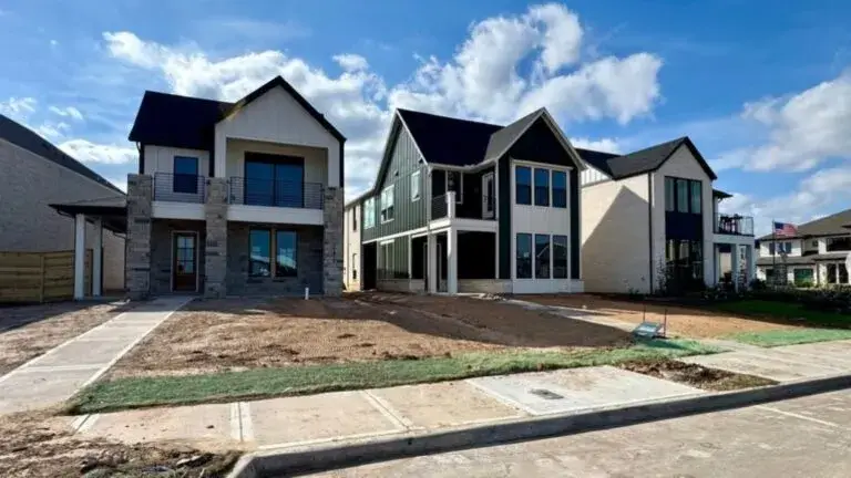 Austin Point Houston con viviendas nuevas y centro comunitario en Richmond Texas dentro de proyecto urbano para miles de residentes