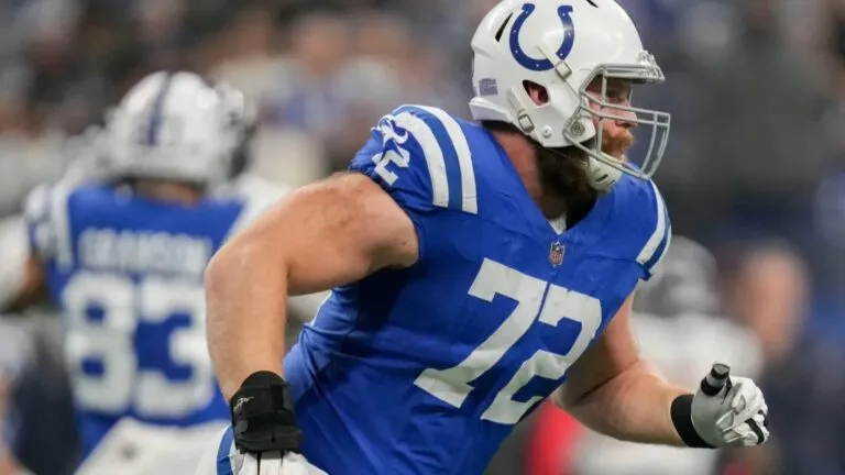 Braden Smith nuevo jugador de los Houston Texans durante jugada ofensiva en la NFL reforzando la línea ofensiva del equipo