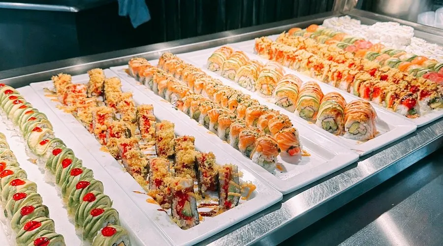 Buffet de mariscos en Houston con sushi, patas de cangrejo, camarones y ostras servido en restaurante moderno de Texas.