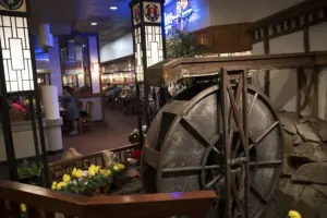 Tazón de buldak en Houston con ramen picante coreano e ingredientes personalizados preparados por el comensal