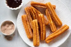 Churros en Houston recién fritos con azúcar y canela servidos en una panadería mexicana