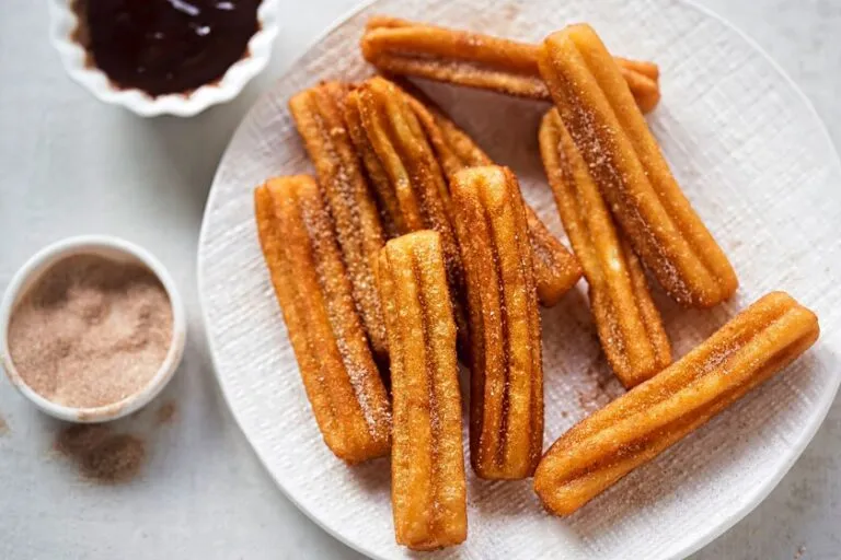 Churros en Houston recién fritos con azúcar y canela servidos en una panadería mexicana