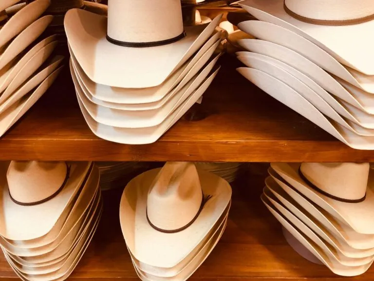 Tienda de sombreros de vaquero en Houston con estilo western y variedad de modelos