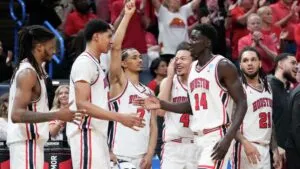 jugadores de Houston Cougars en partido de NCAA en el Toyota Center durante enfrentamiento del Sweet 16 con ambiente de alta intensidad