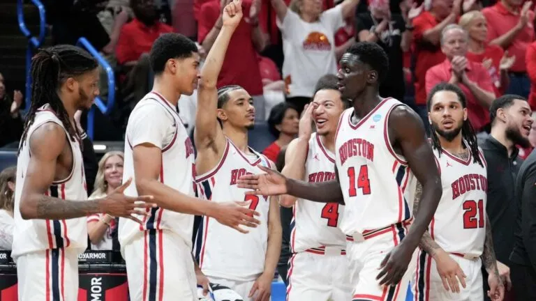 jugadores de Houston Cougars en partido de NCAA en el Toyota Center durante enfrentamiento del Sweet 16 con ambiente de alta intensidad