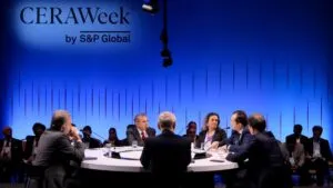 foro de los petroleros en Houston con ejecutivos de la industria energética analizando impacto del conflicto global en el mercado del petróleo