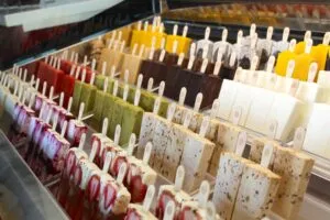 Puesto estilo La Michoacana en Houston con paletas, raspados y antojitos mexicanos tradicionales en ambiente colorido