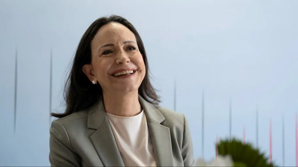 María Corina Machado hablando ante comunidad venezolana en Houston durante evento con mensajes de libertad y transición política