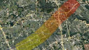 mapa del área de Houston que muestra la trayectoria del meteorito sobre zonas como Bammel, Spring y Willowbrook con puntos de fragmentación señalados