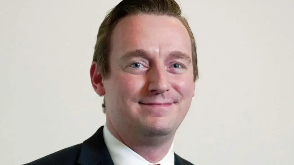 Nathan Milliron juez de Houston en sala de tribunal durante controversia por video viral que generó críticas en comunidad legal