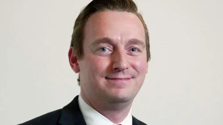 Nathan Milliron juez de Houston en sala de tribunal durante controversia por video viral que generó críticas en comunidad legal