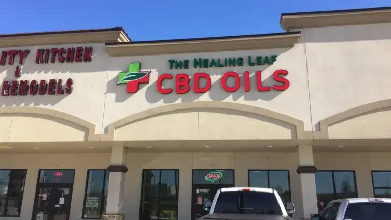 productos de THC en estanterías de tienda en Texas antes de nuevas regulaciones que prohíben productos fumables derivados del cáñamo