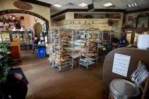 Panaderías mexicanas en Houston con vitrinas llenas de conchas y pan dulce tradicional mexicano