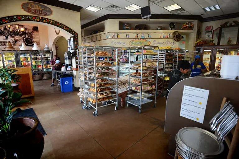 Panaderías mexicanas en Houston con vitrinas llenas de conchas y pan dulce tradicional mexicano