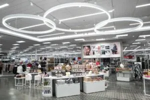Interior de Target Houston con productos de decoración, belleza y hogar que reflejan qué comprar en Target Houston con estilo y precio accesible