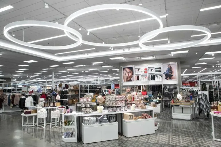 Interior de Target Houston con productos de decoración, belleza y hogar que reflejan qué comprar en Target Houston con estilo y precio accesible