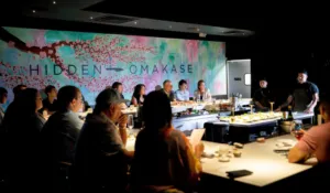 Entrada discreta de restaurante secreto en Houston con ambiente íntimo y culinaria exclusiva en Estados Unidos