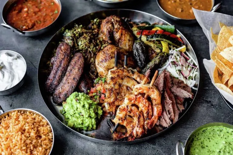 Fajitas Tex-Mex Houston combinan carne a la parrilla, tortillas y salsas frescas en uno de los platillos más populares de Texas