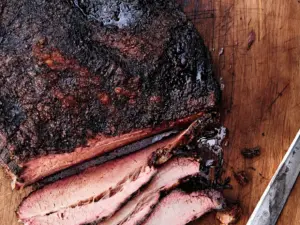 Texas barbecue Houston destaca por su brisket ahumado lentamente y se ha convertido en uno de los mayores atractivos gastronómicos de la ciudad