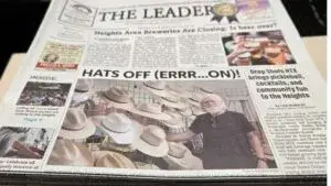 ejemplar del periódico The Leader en Houston tras anunciar su cierre después de más de 70 años cubriendo comunidades locales