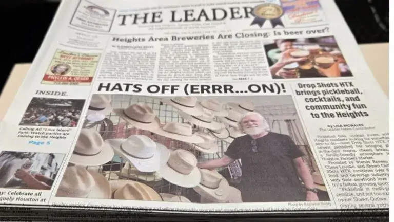 ejemplar del periódico The Leader en Houston tras anunciar su cierre después de más de 70 años cubriendo comunidades locales