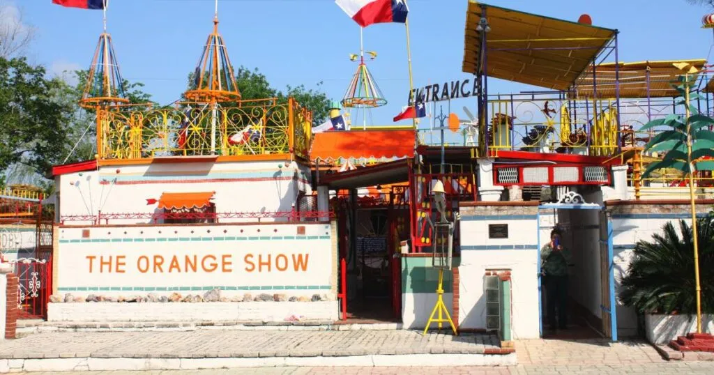 Vista de The Orange Show Houston con estructuras artísticas, mosaicos y diseño creativo al aire libre en Texas.
