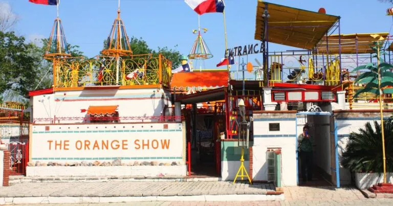 Vista de The Orange Show Houston con estructuras artísticas, mosaicos y diseño creativo al aire libre en Texas.