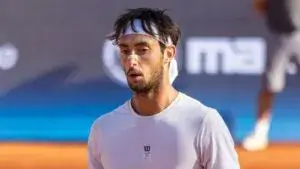 Thiago Tirante tenista argentino en partido del ATP Houston tras avanzar a octavos de final con victoria contundente