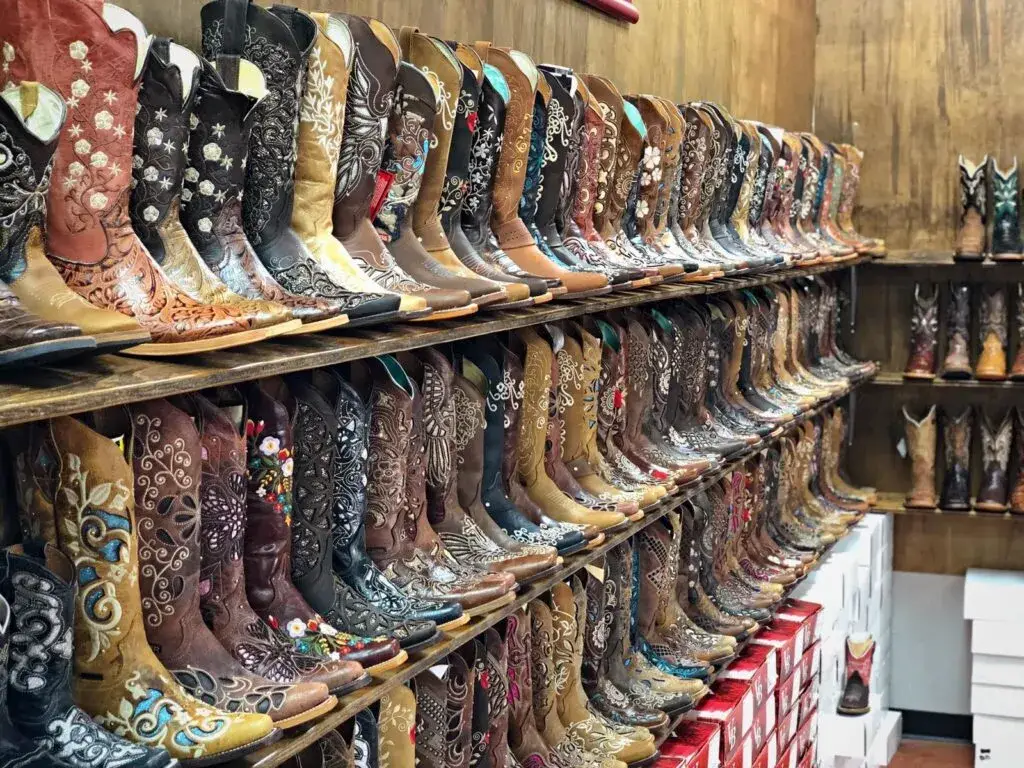 tiendas de botas vaqueras en Houston muestran estilo texano con tradición y lujo en retail western