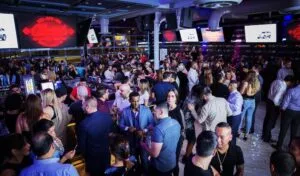 Vida nocturna en Houston con bares iluminados, música y ambiente festivo en Midtown Texas