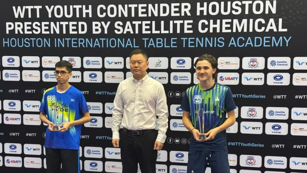 jugador de tenis de mesa en el WTT Youth Contender Houston durante final Sub-17 donde Enrique Ríos se coronó campeón