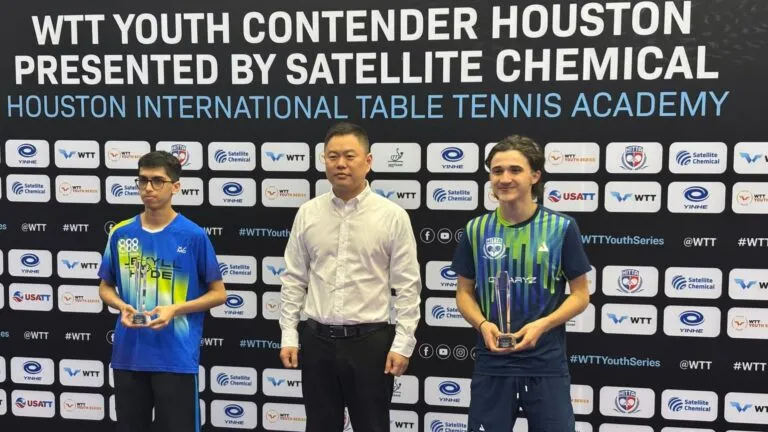 jugador de tenis de mesa en el WTT Youth Contender Houston durante final Sub-17 donde Enrique Ríos se coronó campeón